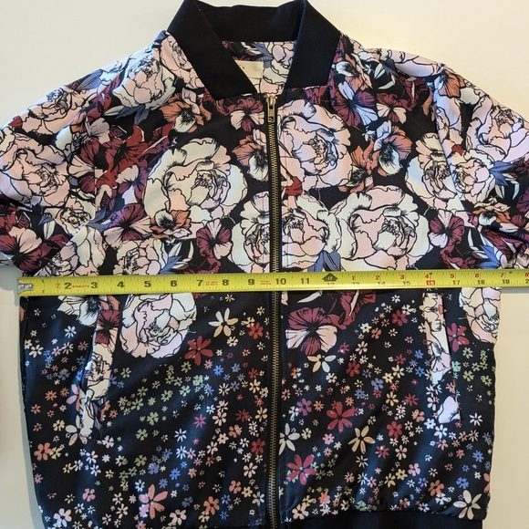 Silky Floral Bomber Jacket - Picture 9 of 10